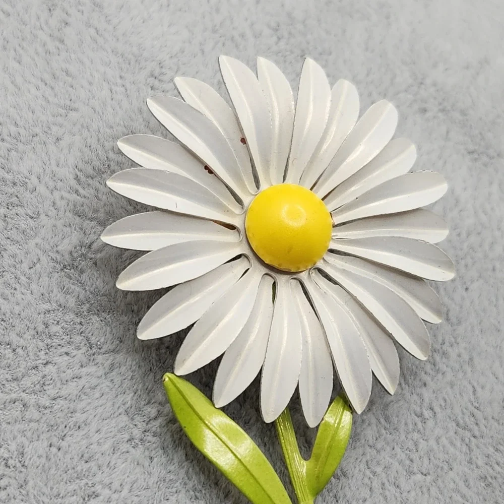 Vintage White Enamel Daisy Flower Brooch Pin Flower Power 1960s Mod Pop Art